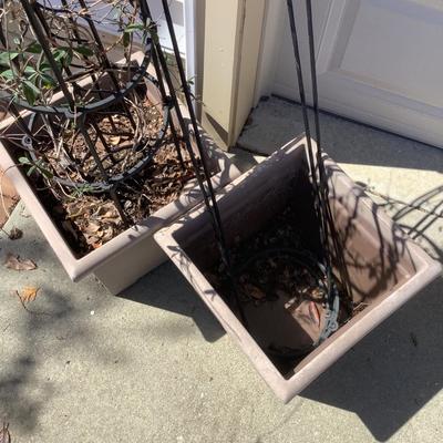 O673 Two Plastic Square Planters with Trellis