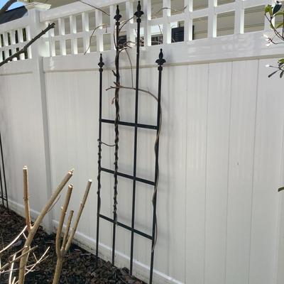 O675 Large Fleur-di-lis Black Metal Trellis
