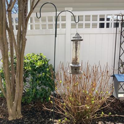 O676 Large Green Double Shepard’s Hook with Bird Feeder