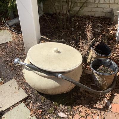O680 FRONTGATE Acanthus Leaf Hose Pot Storage w/ Garden Hose