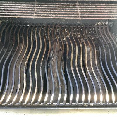 O682 NAPOLEAN Rogue LP Gas Grill