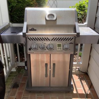 O682 NAPOLEAN Rogue LP Gas Grill