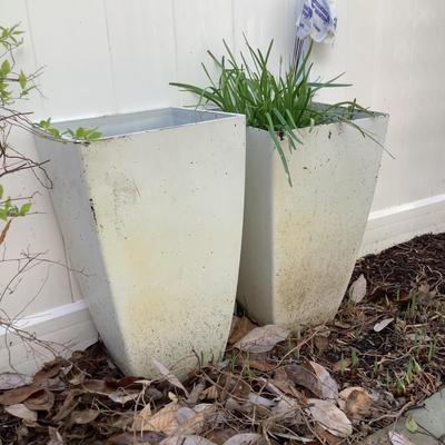 O684 Pair of White Plastic Flower Pots