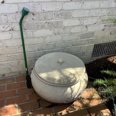 O685 FRONTGATE Acanthus Leaf Hose Pot with Hose