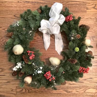 A752 Balsam Hill Christmas White Pear Berry Wreath