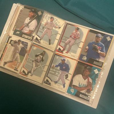 Binder Stuffed With 400 MLB Baseball Cards