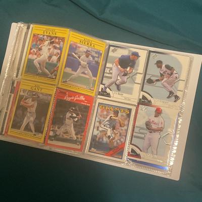 Binder Stuffed With 400 MLB Baseball Cards