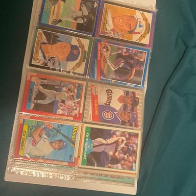Binder Stuffed With 400 MLB Baseball Cards