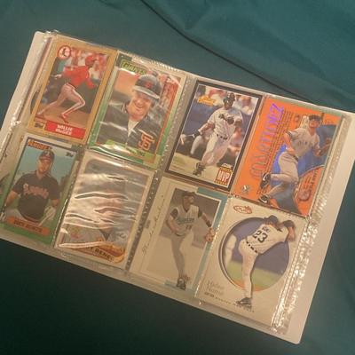 Binder Stuffed With 400 MLB Baseball Cards
