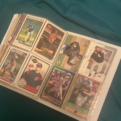 Binder Stuffed With 400 MLB Baseball Cards