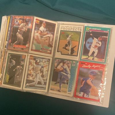 Binder Stuffed With 400 MLB Baseball Cards