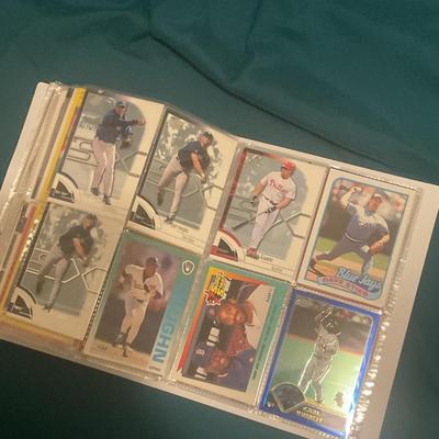 Binder Stuffed With 400 MLB Baseball Cards