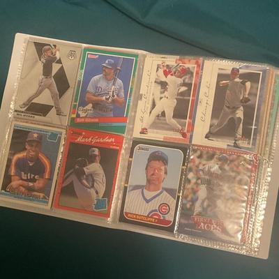 Binder Stuffed With 400 MLB Baseball Cards