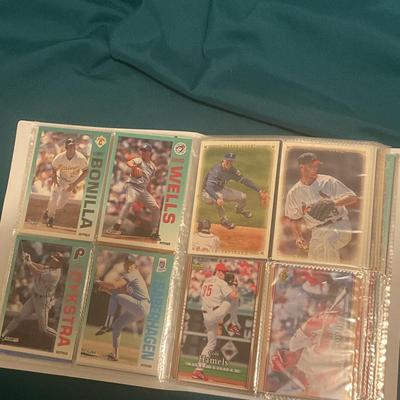 Binder Stuffed With 400 MLB Baseball Cards