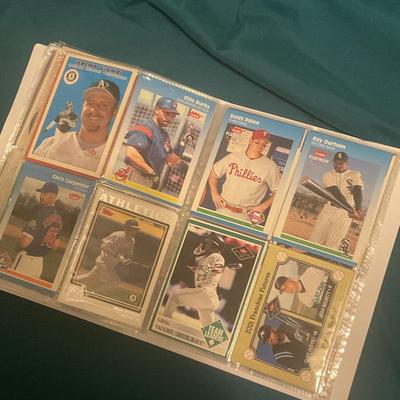 Binder Stuffed With 400 MLB Baseball Cards