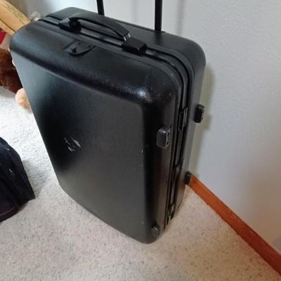 HARD SIDED AMERICAN TOURISTER SUITCASE ON 2 WHEELS AND 2 LAKORUS SOFT BAGS