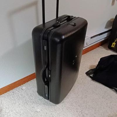 HARD SIDED AMERICAN TOURISTER SUITCASE ON 2 WHEELS AND 2 LAKORUS SOFT BAGS