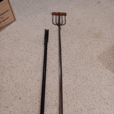 ANTIQUE FISHING SPEAR HEAD ON POLE AND A BLADE ON AN EXTENDABLE STEEL POLE