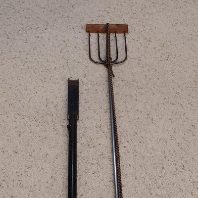 ANTIQUE FISHING SPEAR HEAD ON POLE AND A BLADE ON AN EXTENDABLE STEEL POLE