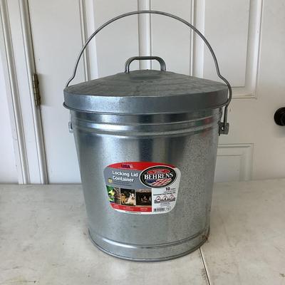 G877 Like New Bergen’s Galvanized Steel Locking Lid 10 Gallon Bin