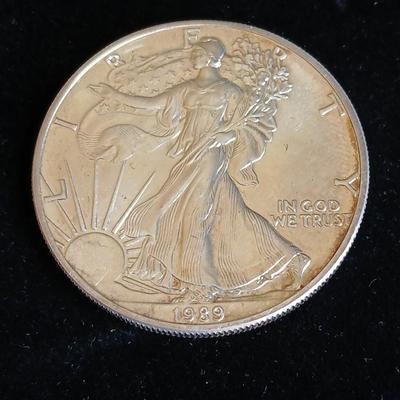 1989 US Walking Liberty 1 oz. Fine Silver dollar coin