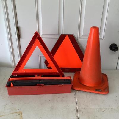 G881 Lot of Orange Cones and Emergency Kit