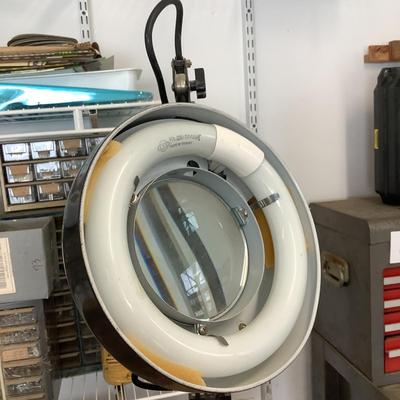 G892 Vintage Lite Source Magnifying Table Light