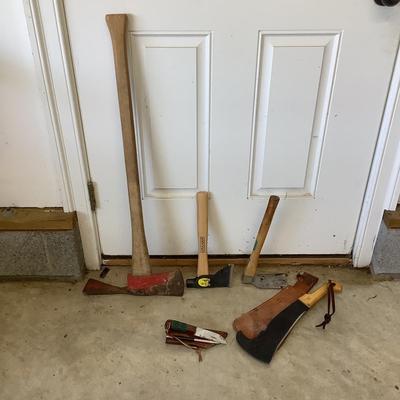 G913 Lot of Axe, Hatchet, Knife Lot