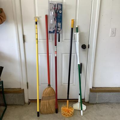 G935 Cleaning Lot , Light bulb changer, duster, ice scraper, mop pole