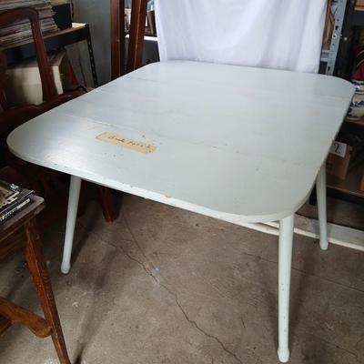 Antique wooden drop leaf table