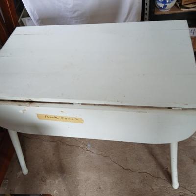 Antique wooden drop leaf table