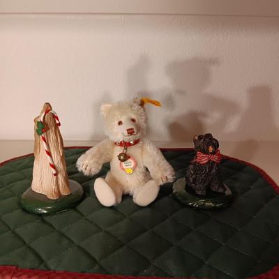 STEIFF TEDDY BEAR AND 2 BYERS' CHOICE "THE CAROLERS" DOGS