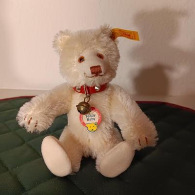 STEIFF TEDDY BEAR AND 2 BYERS' CHOICE "THE CAROLERS" DOGS
