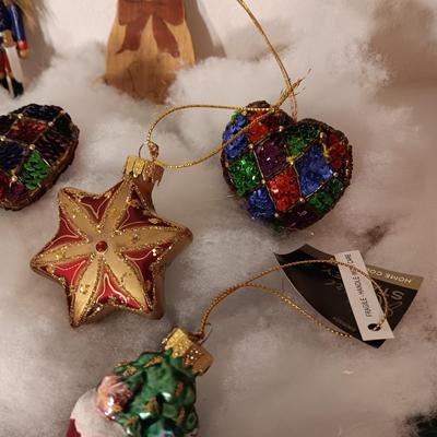 COLORFUL CHRISTMAS TREE ORNAMENTS