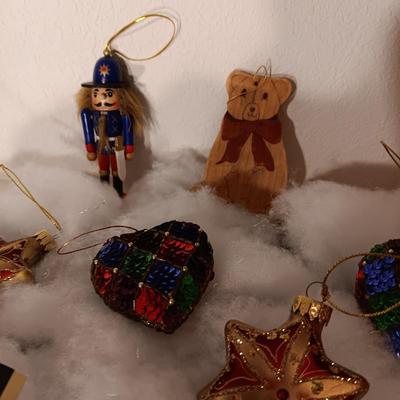 COLORFUL CHRISTMAS TREE ORNAMENTS