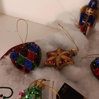 COLORFUL CHRISTMAS TREE ORNAMENTS