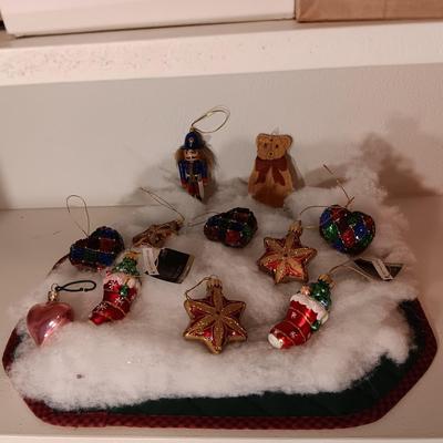 COLORFUL CHRISTMAS TREE ORNAMENTS