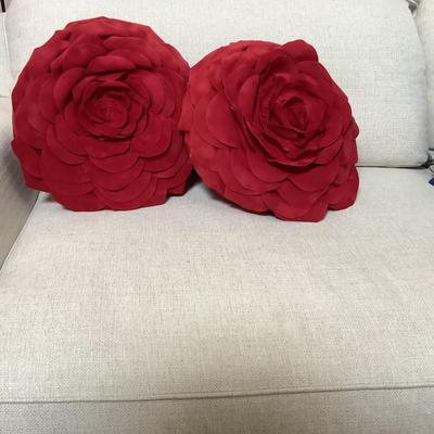 L738 Two Red Rose Accent Pillows