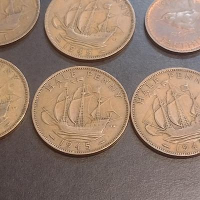 Set of Eight British Half-Pennies and a Farthing Various WWII Strike Dates Circulated (97)