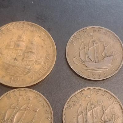 Set of Eight British Half-Pennies and a Farthing Various WWII Strike Dates Circulated (97)