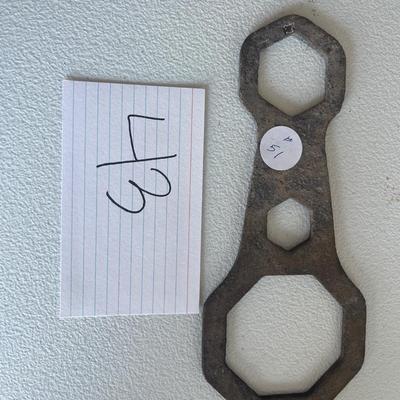 Hub cap wrench