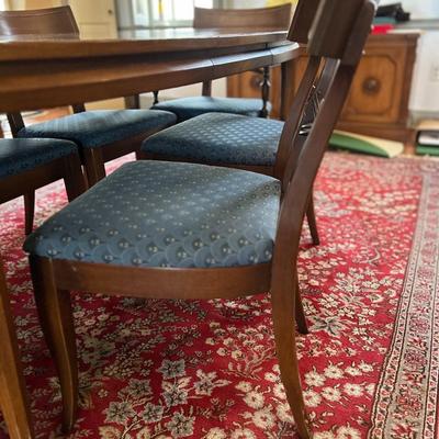 Tasty Dining Room Table & Chairs