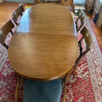 Tasty Dining Room Table & Chairs