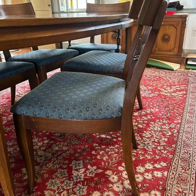 Tasty Dining Room Table & Chairs