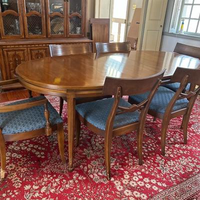 Tasty Dining Room Table & Chairs