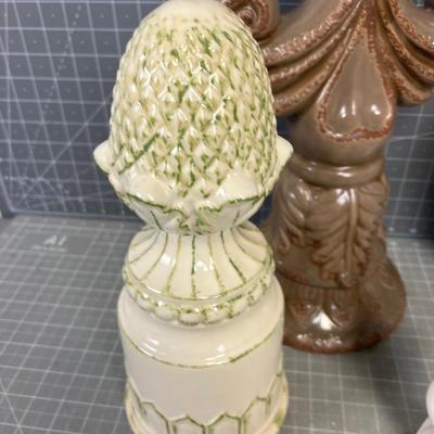 Mixed lot of Ceramic Décor. (4) Pieces 