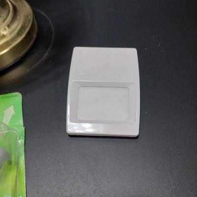 Small 14" glass globe porcelain and brass colored lamp with new air wick scented oil warmers, nightlight, and new Yankee candle...