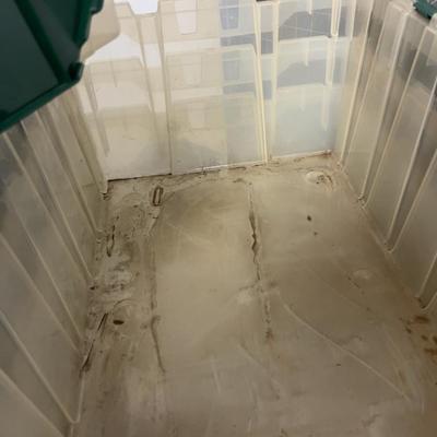 5  Clear Plastic Totes. 8-1/2 Gallon Green / Clear