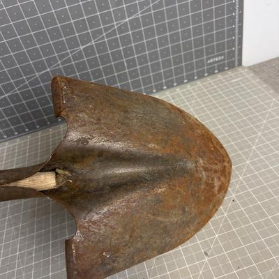 Round Nose Shovel Fiber Glass Handle.