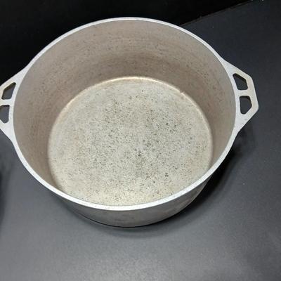 Two vintage Alden cast aluminum pots - Dutch oven - stock pot - Oval with lid and round with no lid